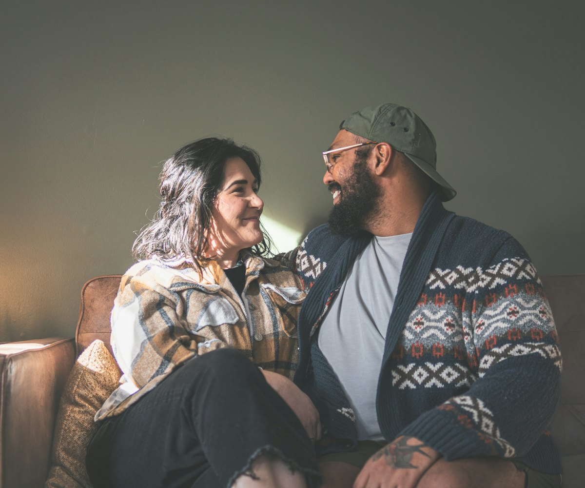 Couple souriant chez lui