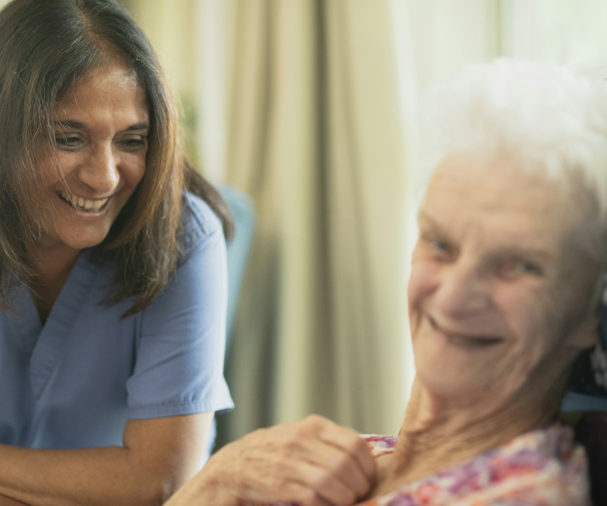Infirmière souriante avec une patiente