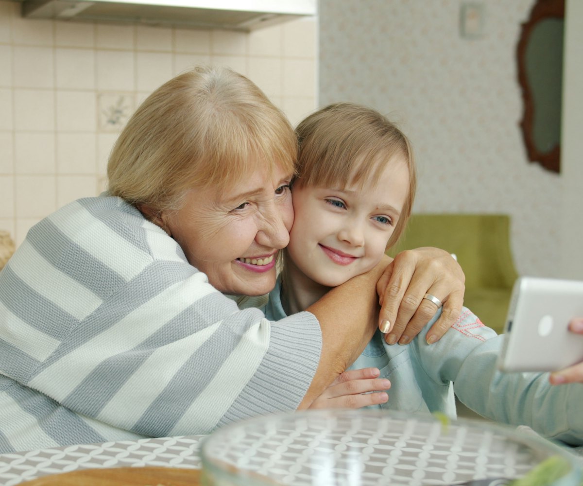 Une grand-mère et sa petite-fille