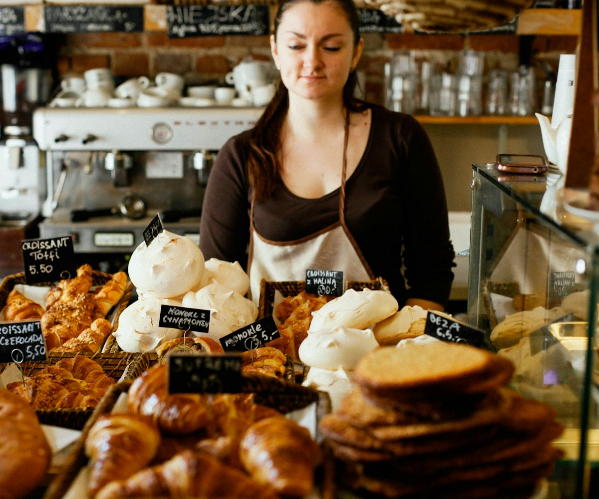 Une boulangère derrière son comptoir