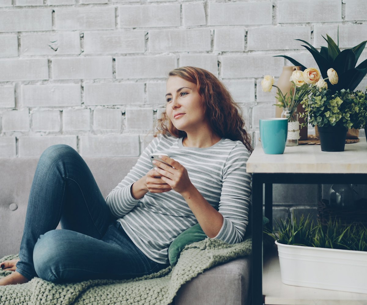 Femme détendue chez elle avec un café