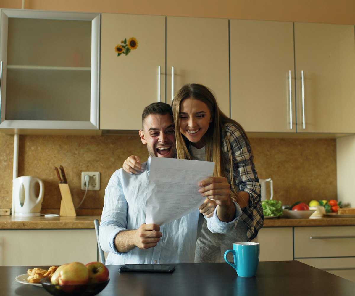 Couple consultant un document à la maison