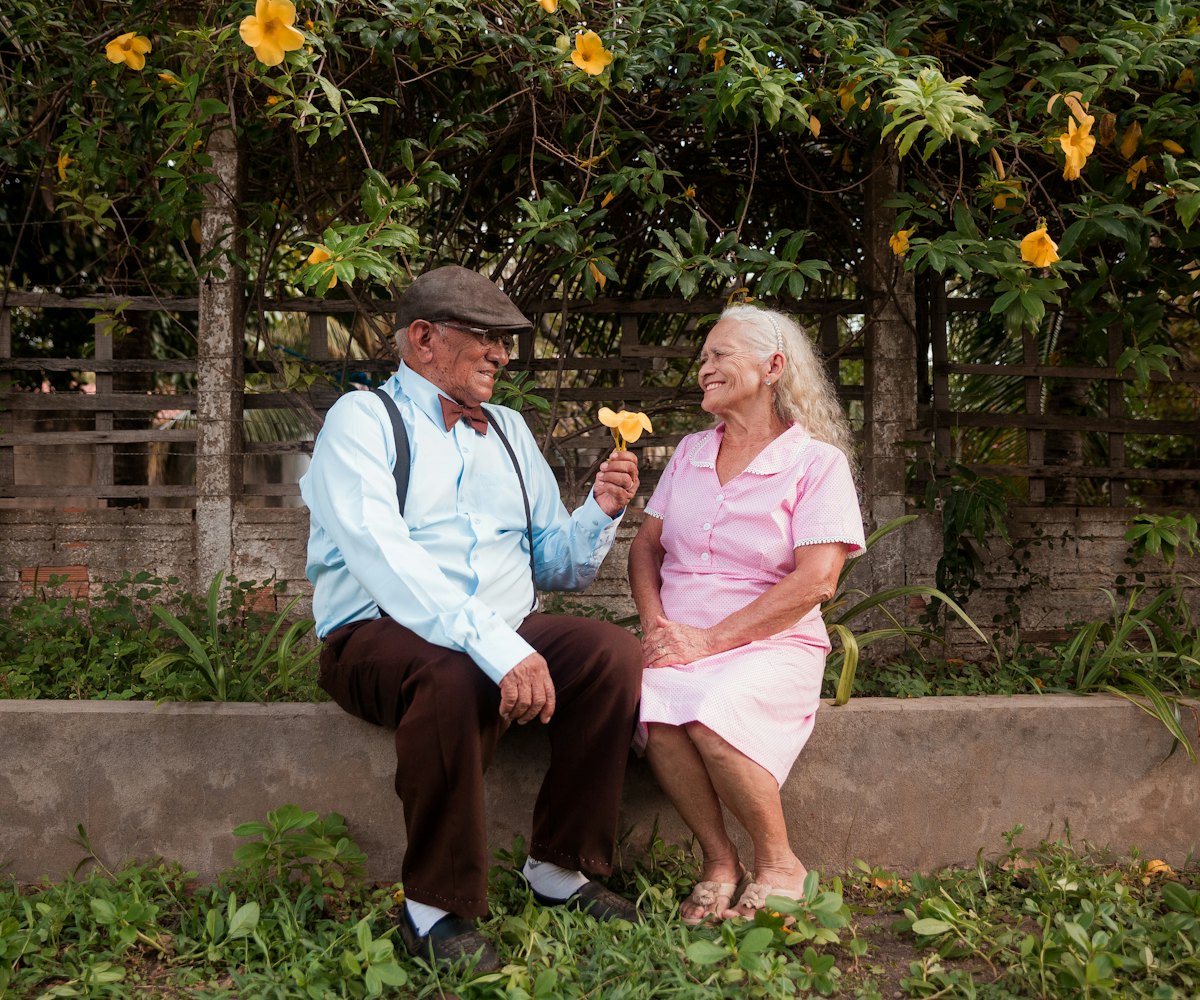 Couple de retraités sur un banc dans leur jardin