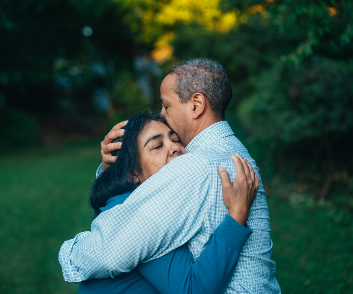 Un couple se serre dans les bras, soutien après un coup dur