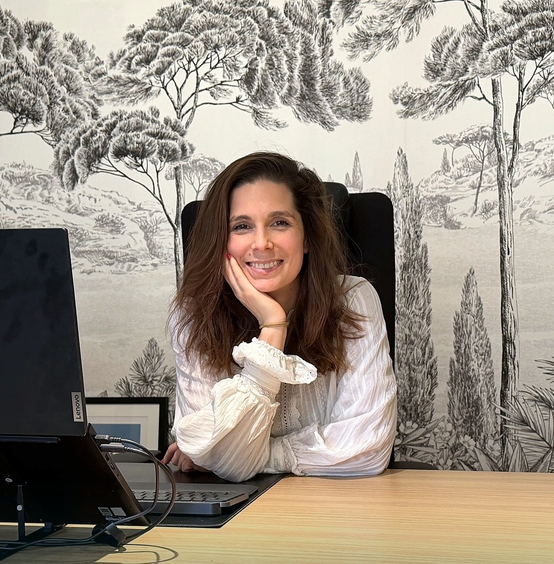 Stéphanie Dossche à son bureau, place du Vieux Marché à Enghien